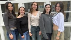 De izquierda a derecha, Bel�n M�guez; Irene Rodiles; Laura Y��ez; Mar�a Falc�n; y Eva Maseda, delante de la Facultade de Humanidades e Documentaci�n, centro en el que cursan el grado en en Relaci�ns Internacionais y donde tendr� lugar la simulaci�n del caso judicial de la ONU.