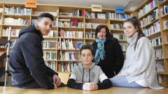 Pablo, Samuel y Azucena, con su profesora de cultura cl�sica, Magdalena Zambrano