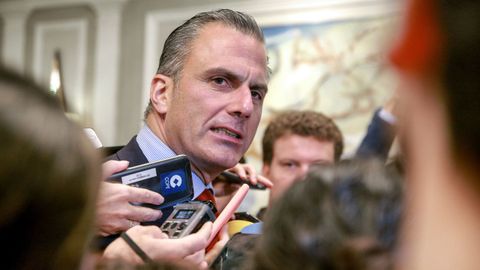 Ortega Smith, increpado por una mujer a la que un disparo de su cu�ado dej� en silla de ruedas