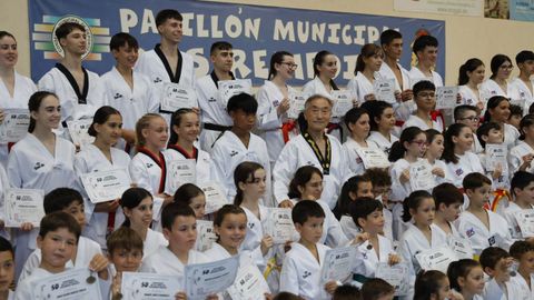 El maestro Lee se mezcl con las nuevas generaciones del taekuondo ourensano