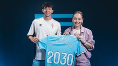 El nuevo jugador del Celta Fortuna Alexis Omedo, con la presidenta del Celta, Mari�n Mouri�o.