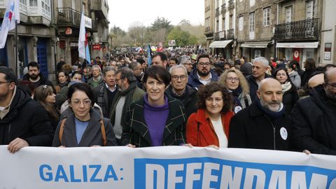 La lder del BNG y candidata a la Presidencia de la Xunta, Ana Pontn (de violeta en el centro), llevaba una de las pancartas junto a la alcaldesa de Santiago, Goretti Sanmartn (de rojo) y el diputado en el Congreso Nstor Rego (derecha), en la manifestacin en defensa del mar gallego