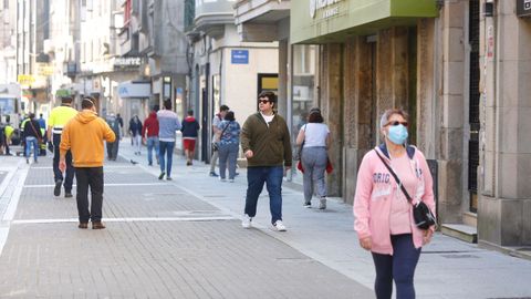 Personas con y sin masacarilla por las calles de Pontevedra