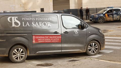 Llegada de un coche fúnebre a la morgue de la Ciudad de la Justicia de Valencia