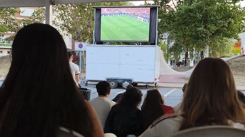 Pantalla gigante en la Festa do Carme en O Grove.