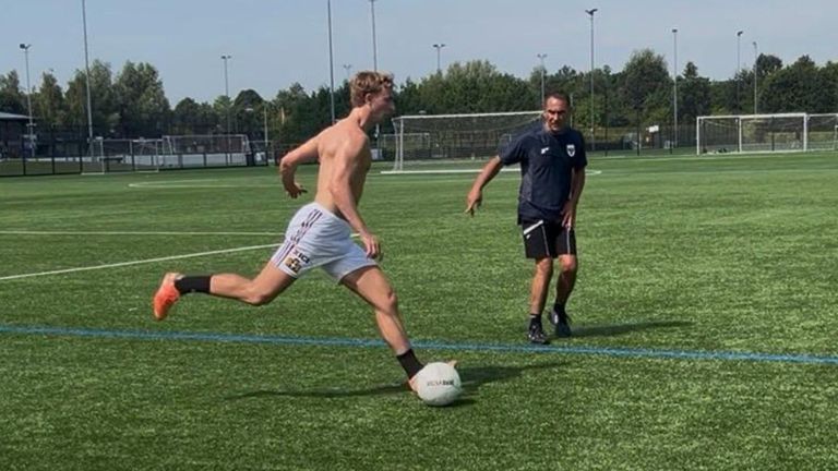 Teun Gijselhart (izquierda) golpe un bal&oacute;n durante un entrenamiento con Gerald Vanenburg (derecha).