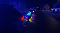 Agentes de la Guardia Civil de Tr�fico en el lugar de la colisi�n