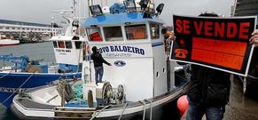 La flota de la r�a de Vigo colg� en sus barcos el cartel de �Se vende� en protesta.