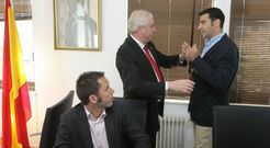 Garc�a Rivera, exregidor, ante Val, entregando el bast�n de mando a Casti�eira en junio del 2011. 