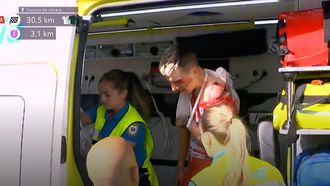 Tadej Pogacar, en la ambulancia, tras su abandono en La Vuelta a Espa�a
