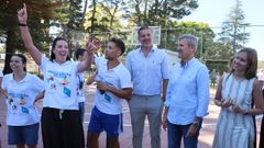 El presidente de la Xunta Alfonso Rueda visita el campamento juvenil de As Sinas