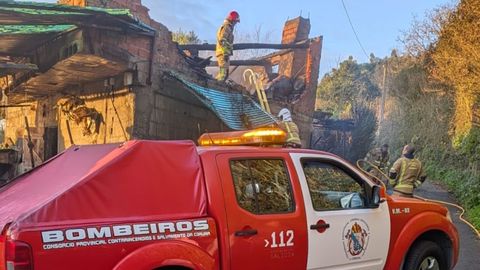 Bomberos sofocando un incendio en un galp�n en Rutis