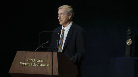 El escritor Julian Barnes, Premio Princesa de Asturias de las Letras, durante la ceremonia de entrega de los Premios Princesa de Asturias 2026, en el Teatro Campoamor de Oviedo este viernes
