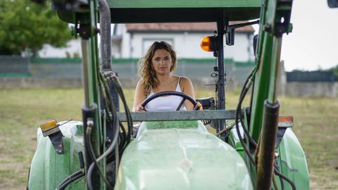 Marina Vaz, en su tractor.