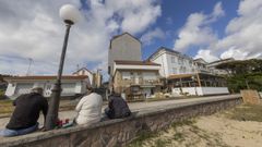 Apartamentos Playa de Camari�as. Tienen seis viviendas tur�sticas (una, en la foto, en el centro) y todas est�n ya completas para julio y agosto desde principios del a�o, seg�n indica la gerente, Paula Casti�eira. �Cada vez reservan con m�is antelaci�n�, apunta. Con procedencia de Madrid, Andaluc�a, Barcelona y el norte, los clientes suelen alojarse entre cinco y siete noches. Para agosto, un d�plex frente a Area da Vila sale a 190 euros la noche para ocho personas (23,75 por hu�sped). Otro para cuatro personas anda sobre los 120 euros la noche (30 por hu�sped). Triunfan las familias con ni�os.
