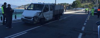 Protecci�n Civil de Porto do Son limpi� la mancha de aceite que se form� en la avenida de A Igrexa. 