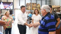 El presidente de la Deputacin, Valentn Gonzlez Formoso, en la visita a la entidad vecinal de Covas.