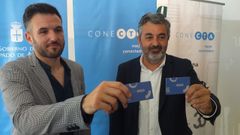 El viceconsejero de Infraestructuras, Jorge Daz, y el consejero de Medio Rural y Cohesin Territorial, Alejandro Calvo, con la nueva tarjeta de tarifa plana del transporte pblico en Asturias