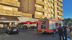 Bomberos y agentes de la Polic�a Local, este domingo junto al edificio afectado por el incendio y despu�s de sofocado las llamas