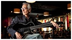 El guitarrista de jazz de Filadelfia Pat Martino.