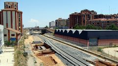 El cambiador de ancho, parado. La infraestructura para que los trenes que van o vienen de Galicia cambien de ancho, una vez inaugurada la l�nea a Zamora, lleva meses paralizada.