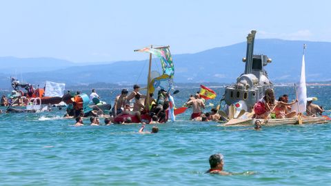 Festa da Dorna: Rejata de Embarcasi�ns feitas a machada e pan de millo na playa de Coroso