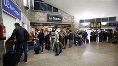 Pasajeros afectados por los retrasos de ayer en Alvedro