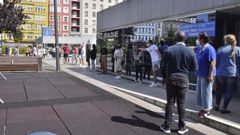 Colas para los test gratuitos de covid en la plaza de Espa�a de Ferrol