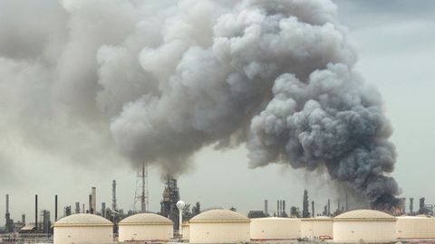 El humo se eleva tras un ataque a la refiner�a de petr�leo Bapco, en la isla de Sitra (Bar�in)