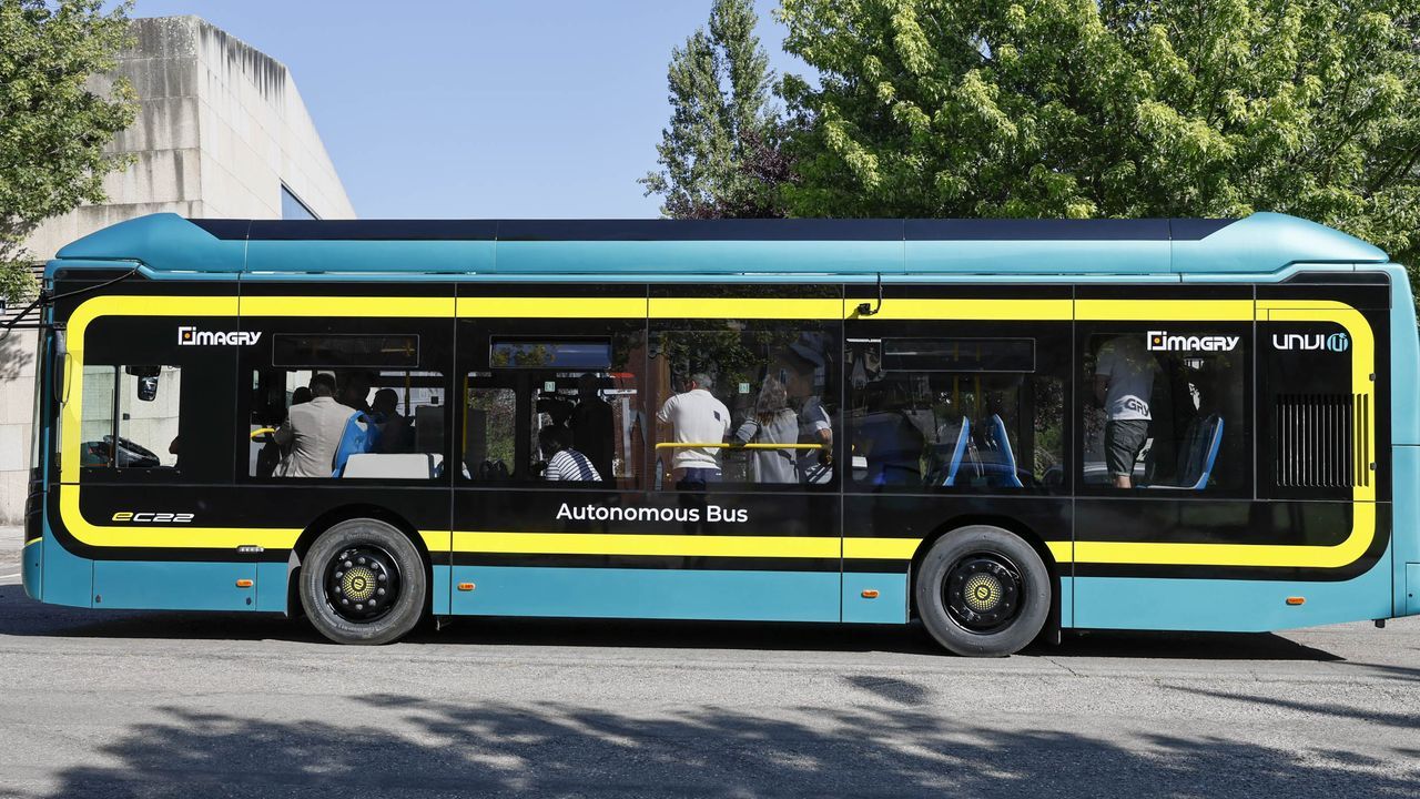Unvi prueba en el campus de Ourense su primer bus 100 % eléctrico y autónomo