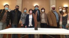 El jurado que eligi� la obra de Olalla Buceta, junto a la maqueta del futuro monolito, Voltasquedavida