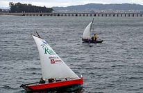 <span lang= es-es >Regata de dornas a vela</span>. El fuerte viento ayud� a que la �ltima regata del calendario -el Trofeo Festa do Marisco- fuese vibrante a pesar de los percances en tres embarcaciones.