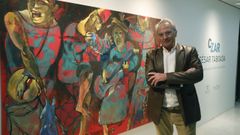C�sar Taboada, con una de las obras que expone en el Centro Cultural Marcos Valc�rcel.