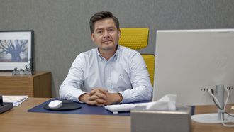 El doctor Jorge Begazo, en su consulta en la cl�nica Magoi Salud de Lugo.