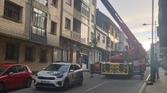 Polic�a Local de Ribadeo y Bomberos de Barreiros tomaron parte en el operativo para asegurar la chimenea, situada en un edificio de tres plantas de la calle Calvo Sotelo