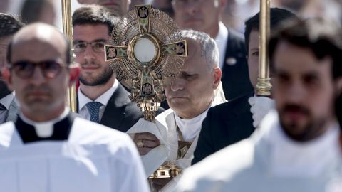 El papa, durante la procesi�n del Corpus Christi tras la misa en Cibeles