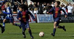Nicol�s conduce el bal�n durante la final infantil de la Fair Play Cup que el Barcelona disput� contra el Espanyol.