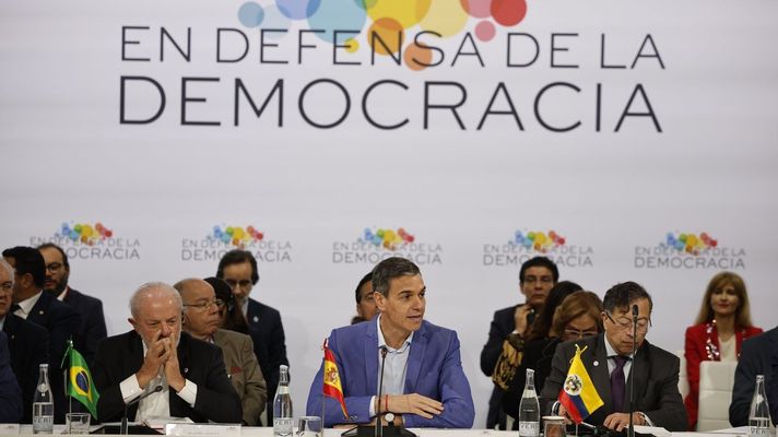 Pedro S�nchez, flanqueado por Lula da Silva y Gustavo Petro, durante la cumbre celebrada en Barcelona.