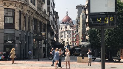 Los ovetenses sacan fotos de un termmetro que marca los 40 grados en plena ola de calor.Los ovetenses sacan fotos de un termmetro que marca los 40 grados en plena ola de calor