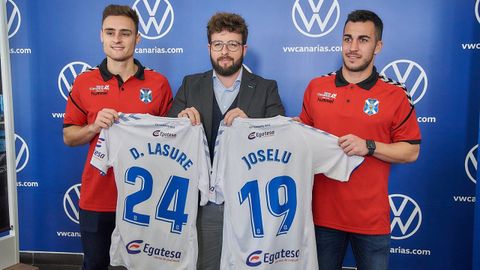 Joselu, a la derecha, junto a Lasure y al director deportivo del Tenerife