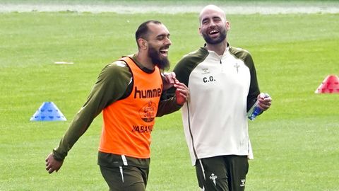Claudio Gir�ldez, bromeando con Borja Iglesias en el inicio de la �ltima sesi�n de entrenamiento previa al partido ante el Elche.