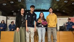 O equipo do IES Perdouro, recibindo o premio