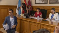 Borja Verea pasa por delante de la alcaldesa, en una imagen de archivo de un pleno municipal.