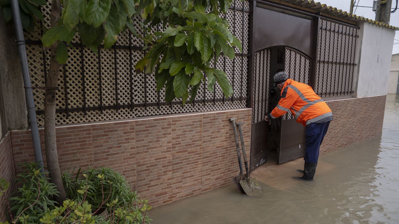 El riesgo de desbordamientos de ríos mantiene en alerta a Castilla-La Mancha, Andalucía y Castilla y León