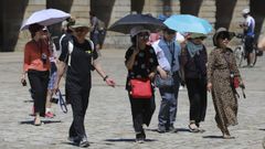 Turistas en la plaza de Obradoiro protegi�ndose del sol