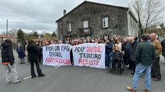 Una plataforma vecinal emprendi� una recogida de firmas en contra del cierre del paso sobre las v�as, sin otra alternativa que ofrezca seguridad, y promovi� una protesta el pasado marzo para visibilizar el descontento de los residentes en Teixeiro. 