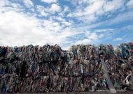 Balas en envoltorios de plástico en la planta de reciclaje de residuos de Nostián. 