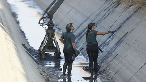 La Guardia Civil rastrea un canal de agua en Mocejn (Toledo)