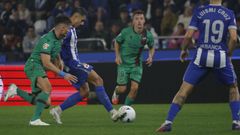 Yeremay, entre varios rivales del Levante