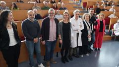 Maite Flores, cuarta por la izquierda, en el aula Novoa Santos, desde donde ret� a su rival a participar en debates